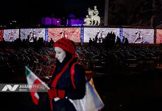 رونمایی از مجسمه «زانو زنندگان برابر ایران»