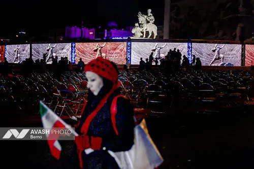 رونمایی از مجسمه «زانو زنندگان برابر ایران»