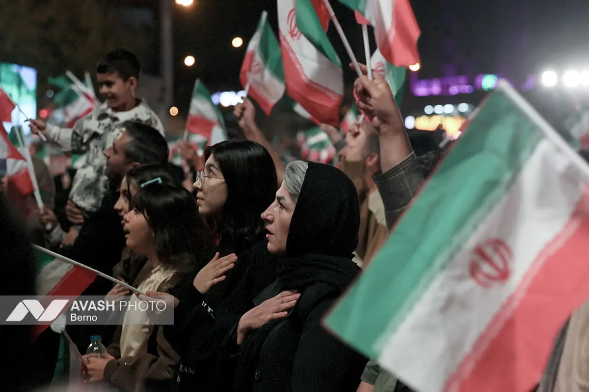 رونمایی از مجسمه «زانو زنندگان برابر ایران»