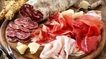 سوسیس کالباس با طعم گراز؛ تصاویر هولناک از این کارگاه تولید غیرمجاز