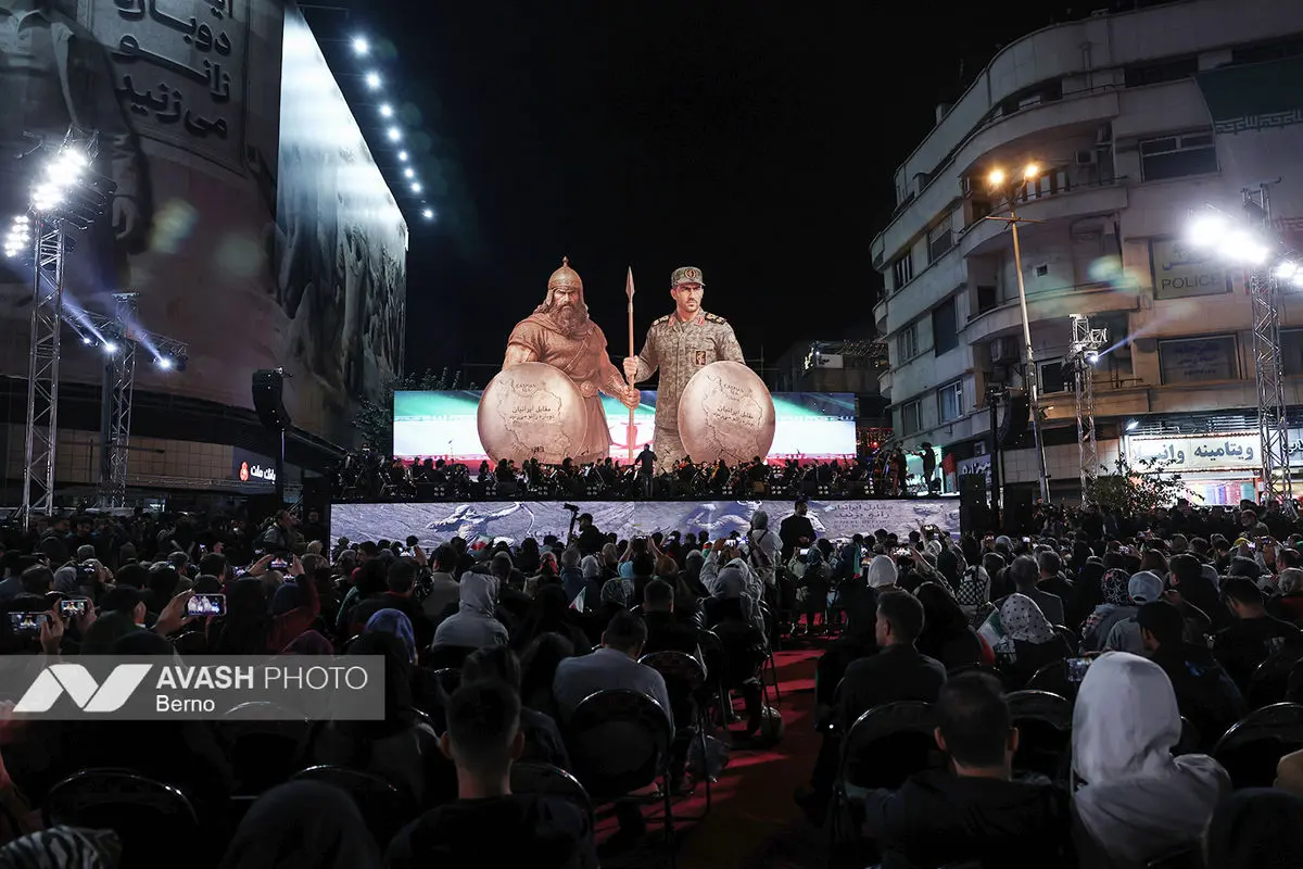 رونمایی از مجسمه «زانو زنندگان برابر ایران»
