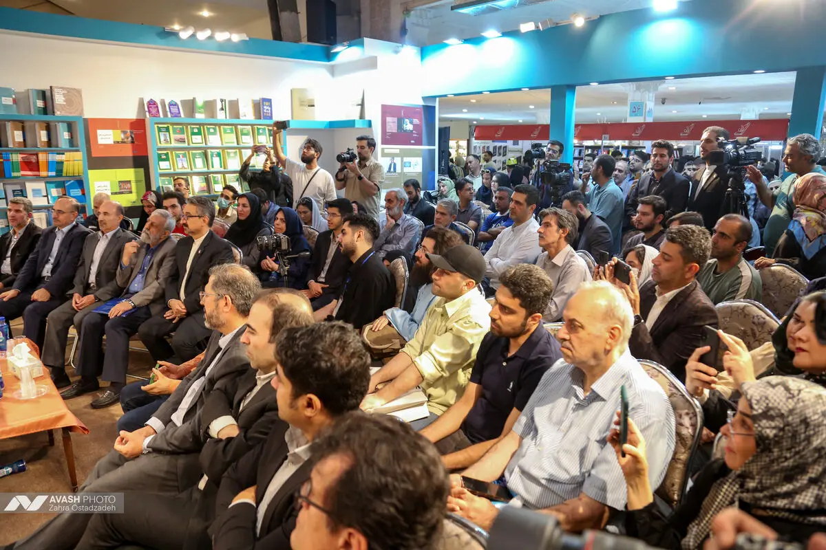 میهمان غرفه انتشارات اطلاعات در سی و ششمین نمایشگاه بین المللی کتاب