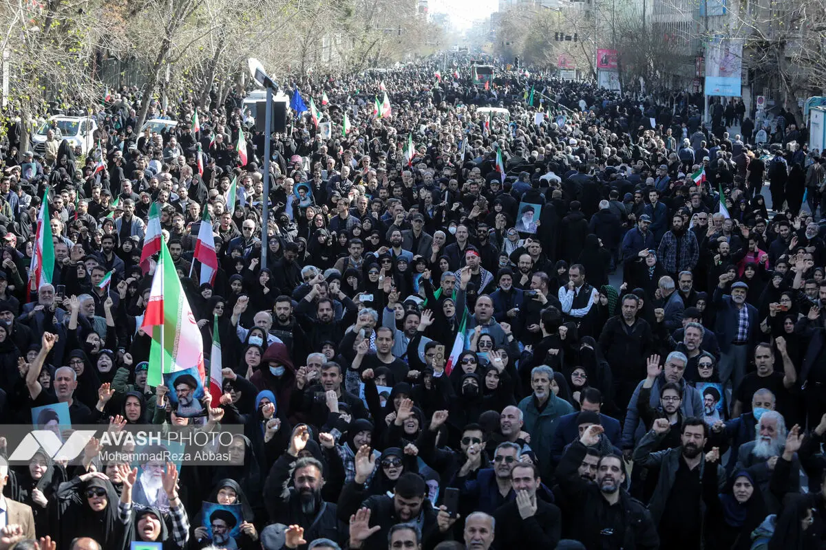 تجمع سوگواران رهبر شهید انقلاب در میدان انقلاب تهران