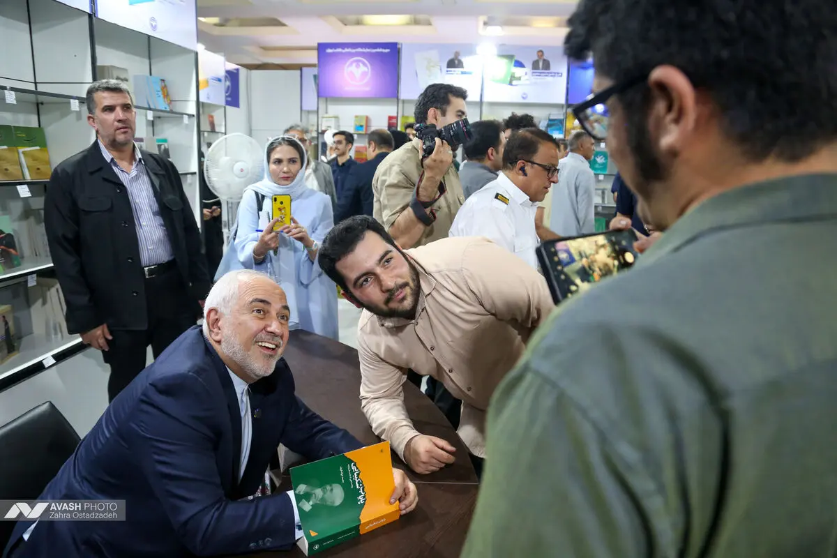میهمان غرفه انتشارات اطلاعات در سی و ششمین نمایشگاه بین المللی کتاب
