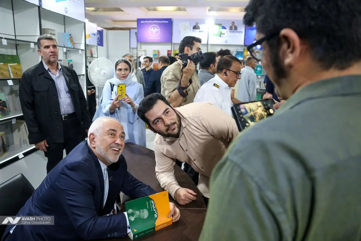 میهمان غرفه انتشارات اطلاعات در سی و ششمین نمایشگاه بین المللی کتاب