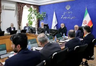 پزشکیان: در مجموعه حاکمیتی هزینه‌های بسیاری می‌شود، بدون آنکه گره‌ای از مشکلات مردم را حل شود 