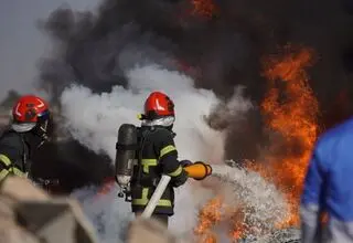 مهار آتش‌سوزی ترانس برق در میدان ۱۷ شهریور بابل