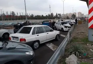 تصادف ۱۱ خودرو در اتوبان تهران-پردیس