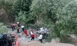 ۶ کشته و ۲۲ مصدوم در سقوط مینی‌بوس مسیر کاشمر به کوهسرخ به دره