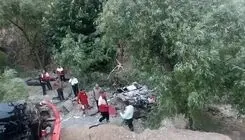 ۶ کشته و ۲۲ مصدوم در سقوط مینی‌بوس مسیر کاشمر به کوهسرخ به دره