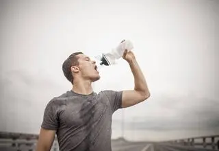 چرا باید صبح را با نوشیدن این نوع آب شروع کنیم؟