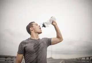 چرا باید صبح را با نوشیدن این نوع آب شروع کنیم؟