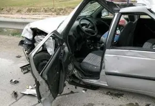 پرت شدن زن ۲۴ ساله از خودرو به بیرون در اتوبان امام علی