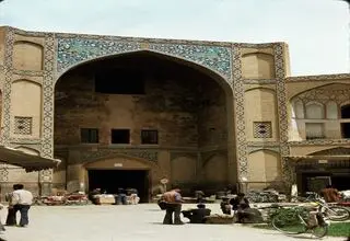 عکس/ سر در تماشایی بازار قیصریه اصفهان حدود ۵۰ سال پیش
