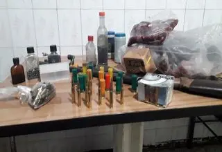 کشف لاشه بز کوهی، سلاح و مهمات در منزل یک شکارچی