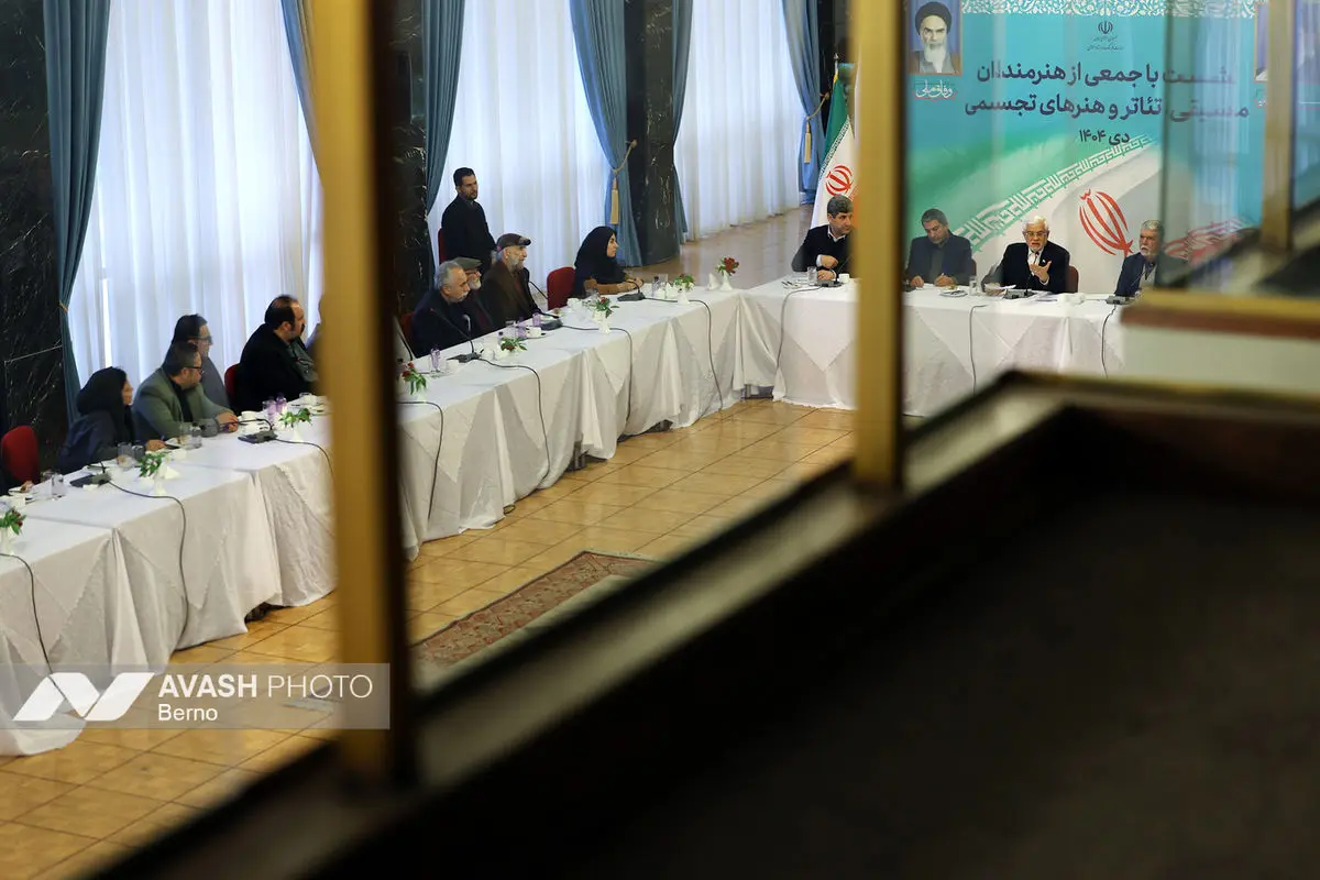 نشست جمعی از هنرمندان با معاون اول رئیس جمهور