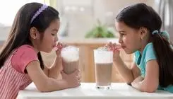 واقعا کودکان نباید شیر کاکائو مصرف کنند؟