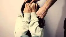 کتک زدن وحشتناک یک کودک توسط اراذل و اوباش +فیلم