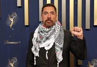 «خاویر باردم» با چفیه در مراسم «امی 2025» حاضر شد