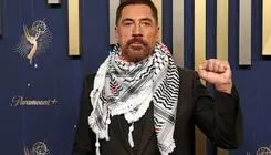 «خاویر باردم» با چفیه در مراسم «امی 2025» حاضر شد