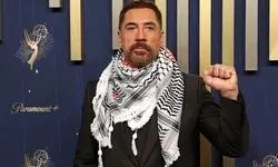 «خاویر باردم» با چفیه در مراسم «امی 2025» حاضر شد