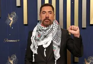 «خاویر باردم» با چفیه در مراسم «امی 2025» حاضر شد