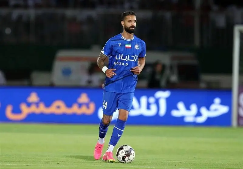 مدافع استقلال سرباز می‌شود