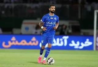 مدافع استقلال سرباز می‌شود