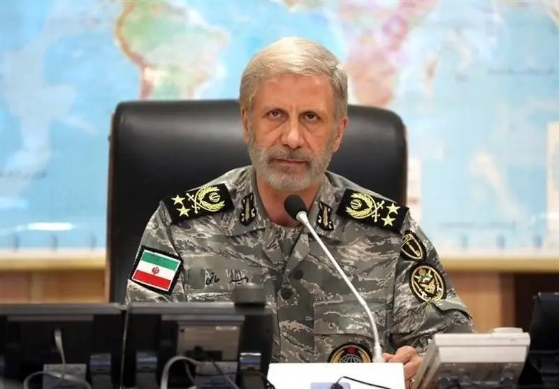 فرمانده کل ارتش: ارتش با چشمانی همیشه بیدار ماموریت خود را انجام خواهد داد
