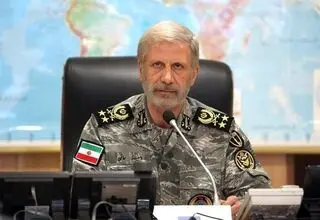 فرمانده کل ارتش: ارتش با چشمانی همیشه بیدار ماموریت خود را انجام خواهد داد
