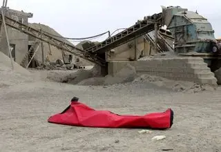 مرگ دلخراش کارگر بخت برگشته بر اثر سقوط در دستگاه سنگ‌شکن