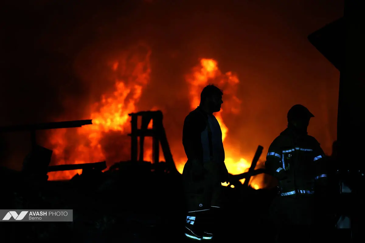 نجات هشت نفر از میان شعله‌های ساختمان اداری در بزرگراه ستاری