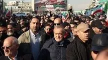 پزشکیان به میدان انقلاب رفت