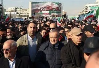 پزشکیان به میدان انقلاب رفت