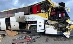 برخورد هولناک اتوبوس با تریلی در قم
