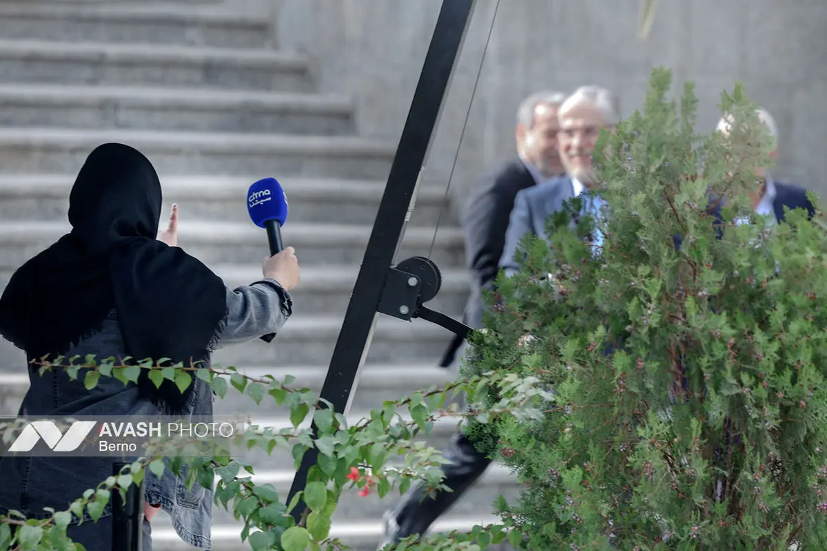 اعضای هیأت دولت در جمع خبرنگاران