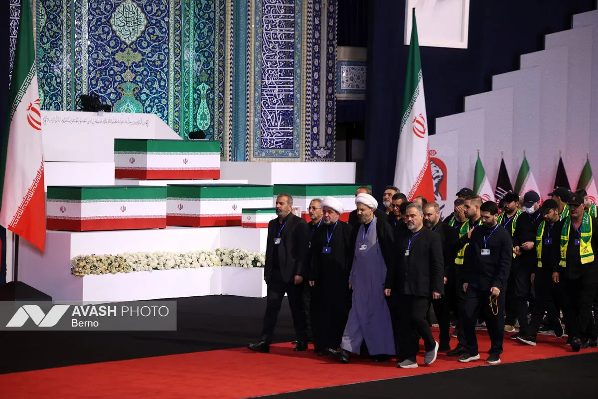حضور سران سه قوه در مراسم ادای احترام بر پیکر رهبر شهید انقلاب