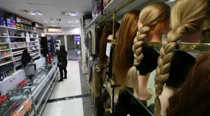 وقتی مو هم خرج زندگی می‌شود/ تارهای موی زنان در برابر پولِ نان و بازار ناامیدی در سایه تورم