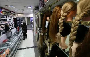 وقتی مو هم خرج زندگی می‌شود/ تارهای موی زنان در برابر پولِ نان و بازار ناامیدی در سایه تورم