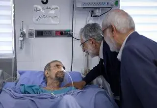 نمایندگان رهبر انقلاب از موسوی گرمارودی عیادت کردند