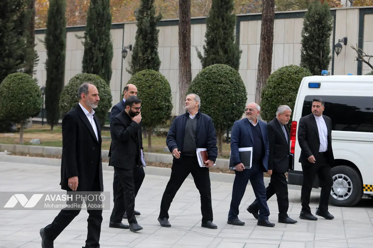 اعضای هیأت دولت در جمع خبرنگاران