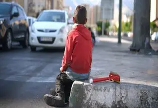 سقوط کودکی در ایران از نیمکت تا خیابان/ دو میلیون کودک ایرانی درگیر کار هستند