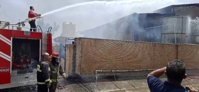 آتشسوزی گسترده در کارخانه رنگسازی