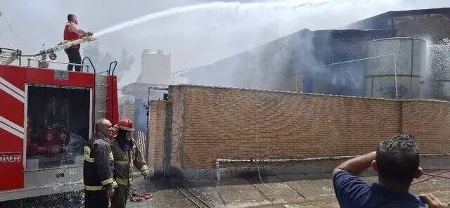 آتش‌سوزی گسترده در کارخانه رنگ‌سازی