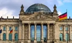 نماینده آلمان زیر مشت و لگد منتقدین