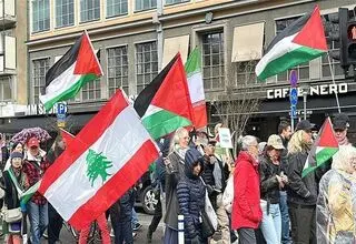 درخواست صدها نفر در استکهلم برای توقف حملات به ایران