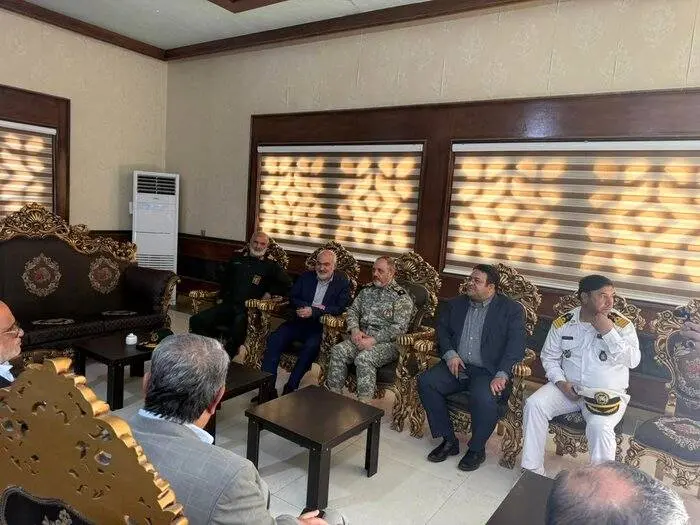 وزیر دفاع وارد آبادان شد