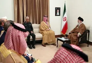 بن سلمان پیام پادشاه عربستان را به رهبر انقلاب تقدیم کرد