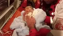 به دنیا آمدن یک نوزاد در آغوش عوامل اورژانس