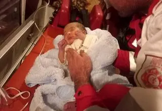 به دنیا آمدن یک نوزاد در آغوش عوامل اورژانس